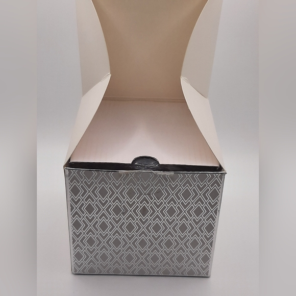 Vanilla Macaron Candle - Charmed Aroma - Picture 8 of 9